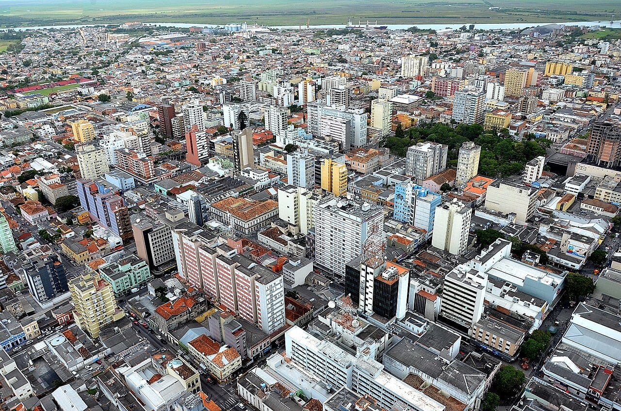 A cidade de Pelotas é conhecida por seu rico patrimônio histórico, pela tradição na produção de doces e pela forte identidade cultural. Importante polo universitário do sul do estado, atrai estudantes de diversas regiões do país. Sua arquitetura preservada, os eventos culturais e a gastronomia típica ajudam a reforçar sua relevância no cenário gaúcho.