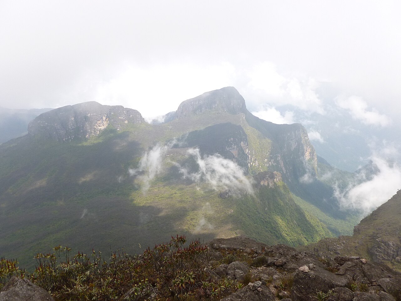 2º - Pico 31 de Março - Serra do Imeri/AM - Altitude:  2.974 metros. Esse pico faz fronteira com a Venezuela. A trilha, desafiadora, é pela mata, e exige autorização prévia da FUNAI, pois está em território indígena, protegido por leis de preservação brasileiras.