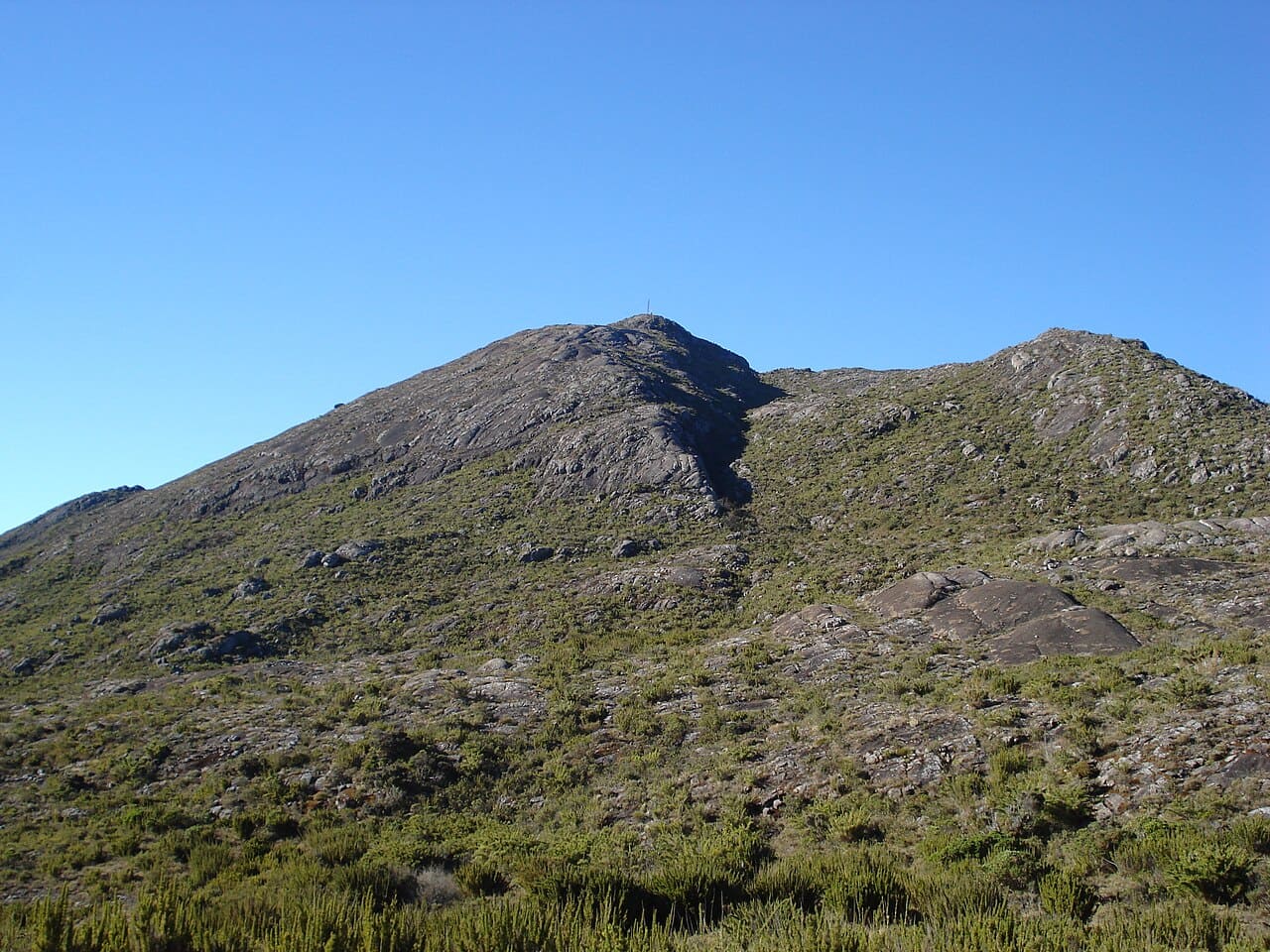 3º - Pico da Bandeira - Serra do Caparaó/ES-MG - Altitude: 2.892 metros. O pico, mais alto do Sudeste, está localizado na parte mais fria da região, chegando a -10ºC. A distância média saindo do Espírito Santo é de 5 km, com desnível de 650m; já de Minas, são 6,3 km com variação de 900m de nível.