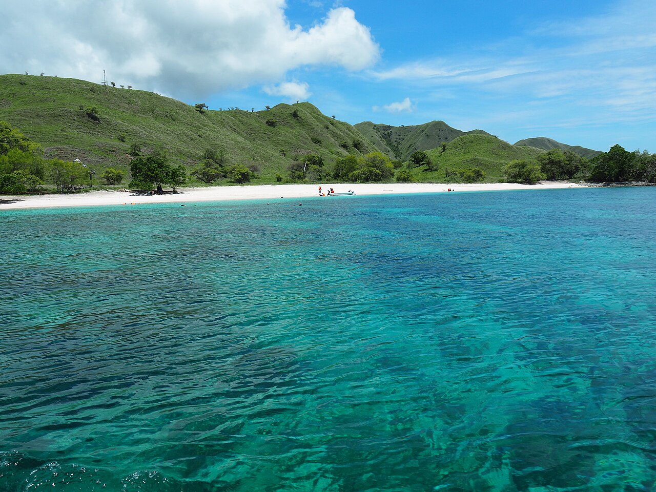 Localizada em Komodo, a Pink Beach encanta pelo tom rosado da areia, resultado da mistura de fragmentos de corais com grãos brancos. É um destino ideal para mergulho e snorkel, já que suas águas cristalinas revelam recifes vibrantes e vida marinha abundante. A singularidade da paisagem cria uma atmosfera mágica que conecta beleza natural com exclusividade, atraindo viajantes que buscam experiências únicas. Além disso, sua proximidade ao Parque Nacional de Komodo agrega valor ecológico e cultural