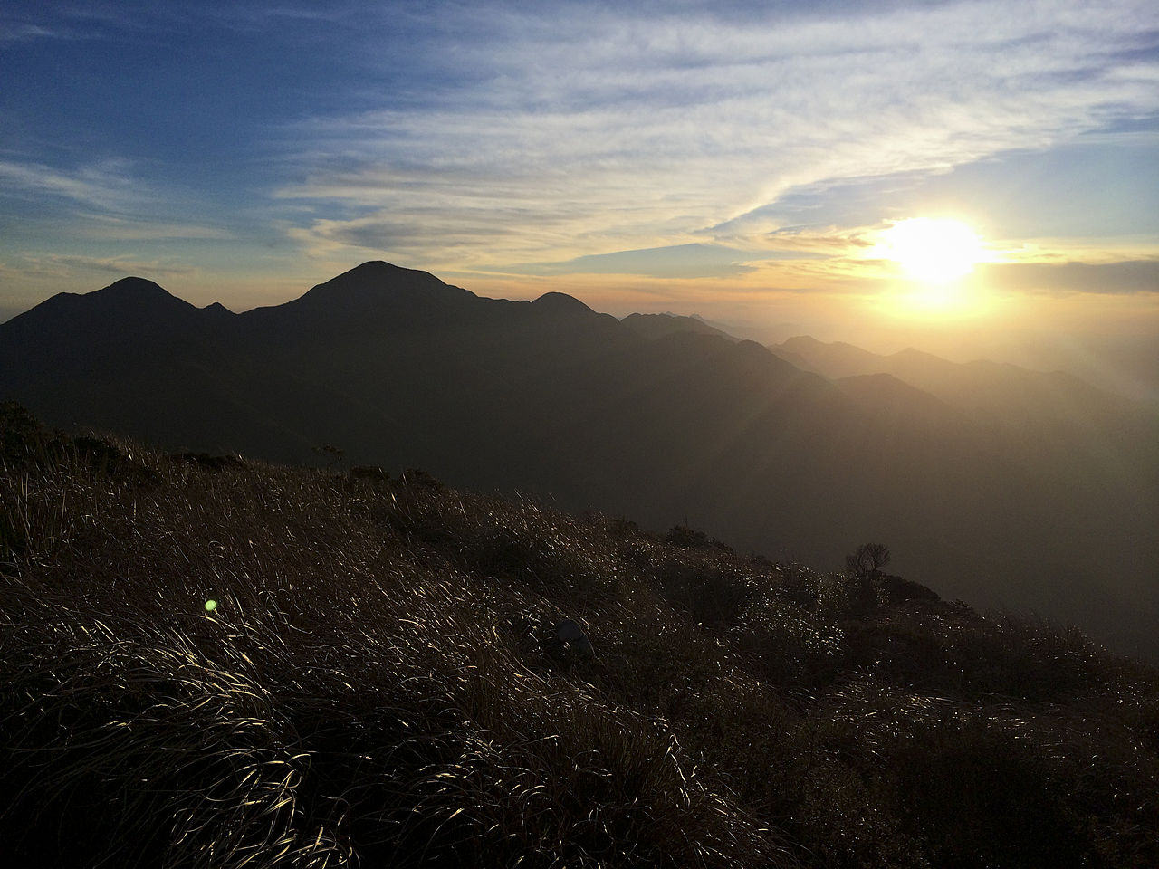 10º - Pico dos Três Estados – Serra da Mantiqueira/MG-RJ-SP - Altitude de 2.665 metros.
Marcando a divisa entre Minas Gerais, Rio de Janeiro e São Paulo, a trilha é considerada uma das mais difíceis do país, só pode ser acessada de abril até agosto, com guia especializado.