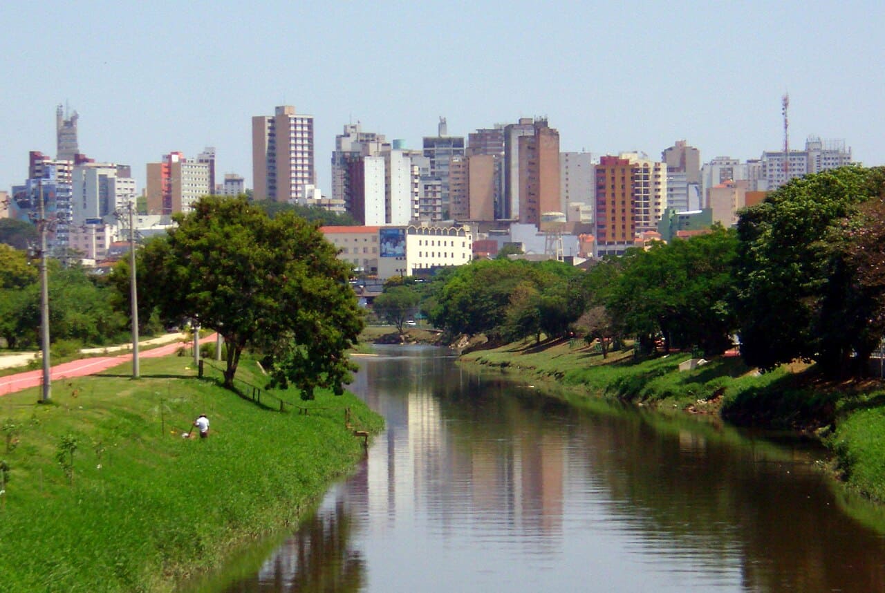 Sorocaba se destaca pela localização estratégica e pela forte presença industrial, que impulsiona a economia local. A cidade oferece ampla rede de serviços, boas escolas e hospitais, além de espaços culturais e de lazer que enriquecem o cotidiano. Com crescimento planejado e qualidade de vida elevada, Sorocaba é uma das cidades mais atrativas do interior paulista.