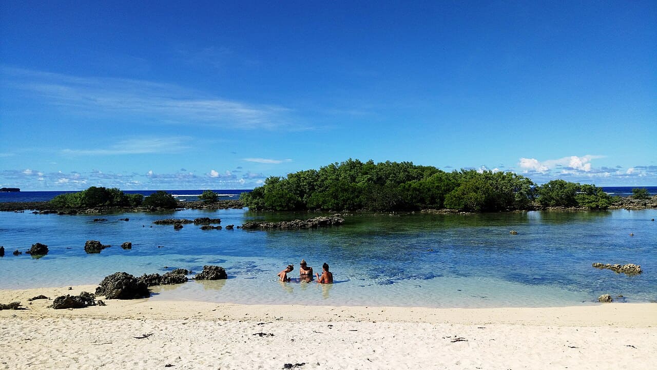 As praias das Filipinas são verdadeiros ícones do turismo asiático, reunindo paisagens paradisíacas e experiências culturais únicas que atraem visitantes de todo o mundo. Cada destino combina águas cristalinas, biodiversidade marinha e hospitalidade local, criando uma atmosfera que conecta lazer e aprendizado. O país oferece desde recantos tranquilos para contemplação até pontos vibrantes de vida noturna e esportes aquáticos. Essa diversidade faz das Filipinas um dos lugares mais completos para  -  (crédito: ChaasPrime  wikimedia commons)