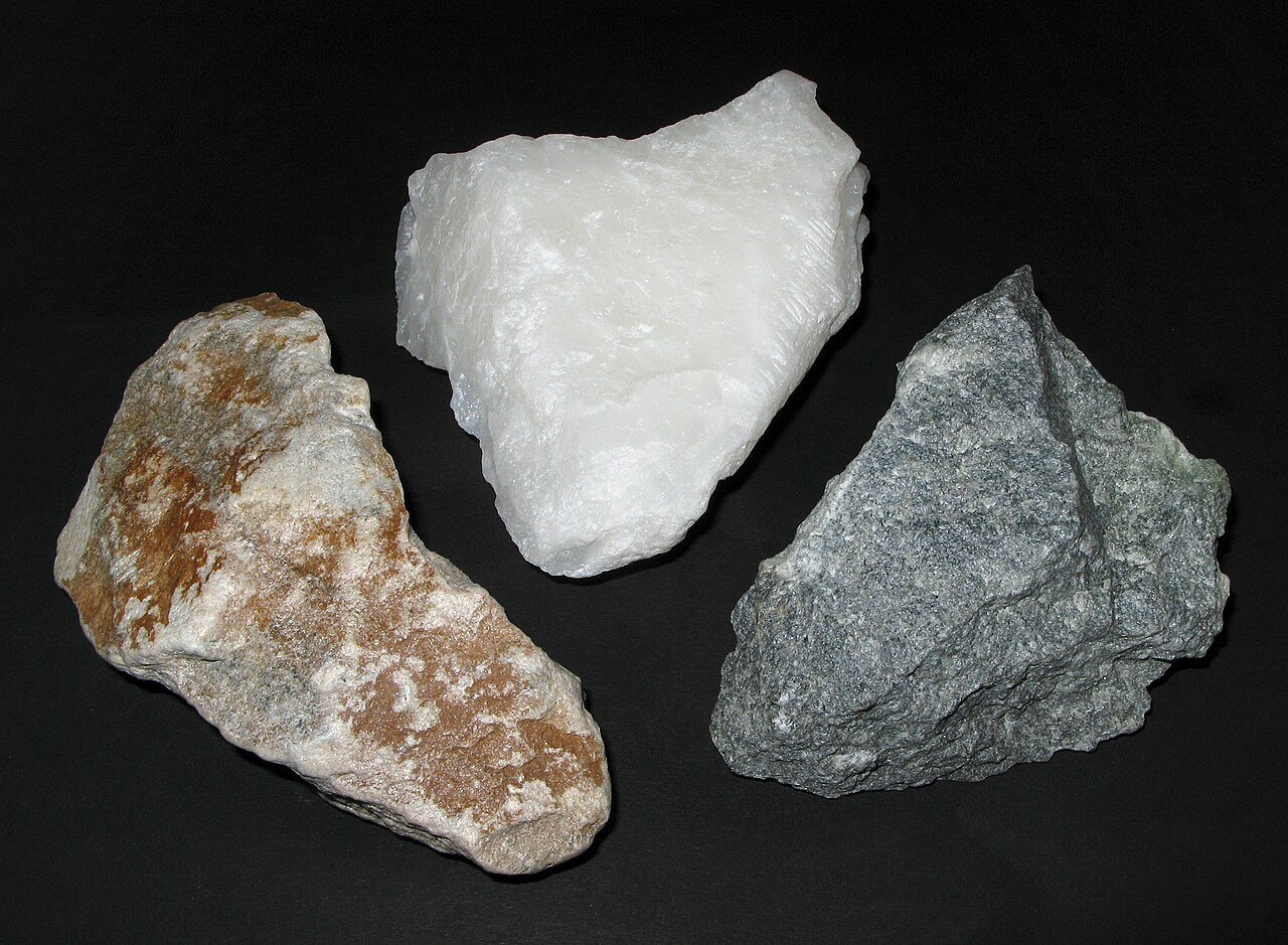 A pedra-sabão se destaca há gerações na culinária e no artesanato devido à sua capacidade de reter calor e resistir a temperaturas extremas. Conhecer as formas corretas de uso e o processo de cura evita danos ao material e garante refeições mais saborosas e saudáveis. O manejo adequado dessa rocha preserva a tradição e valoriza utensílios que duram por uma vida inteira. Confira como dominar as técnicas essenciais de conservação, preparo e escolha desse material único. -  (crédito: Ra'ike  wikimedia commons)
