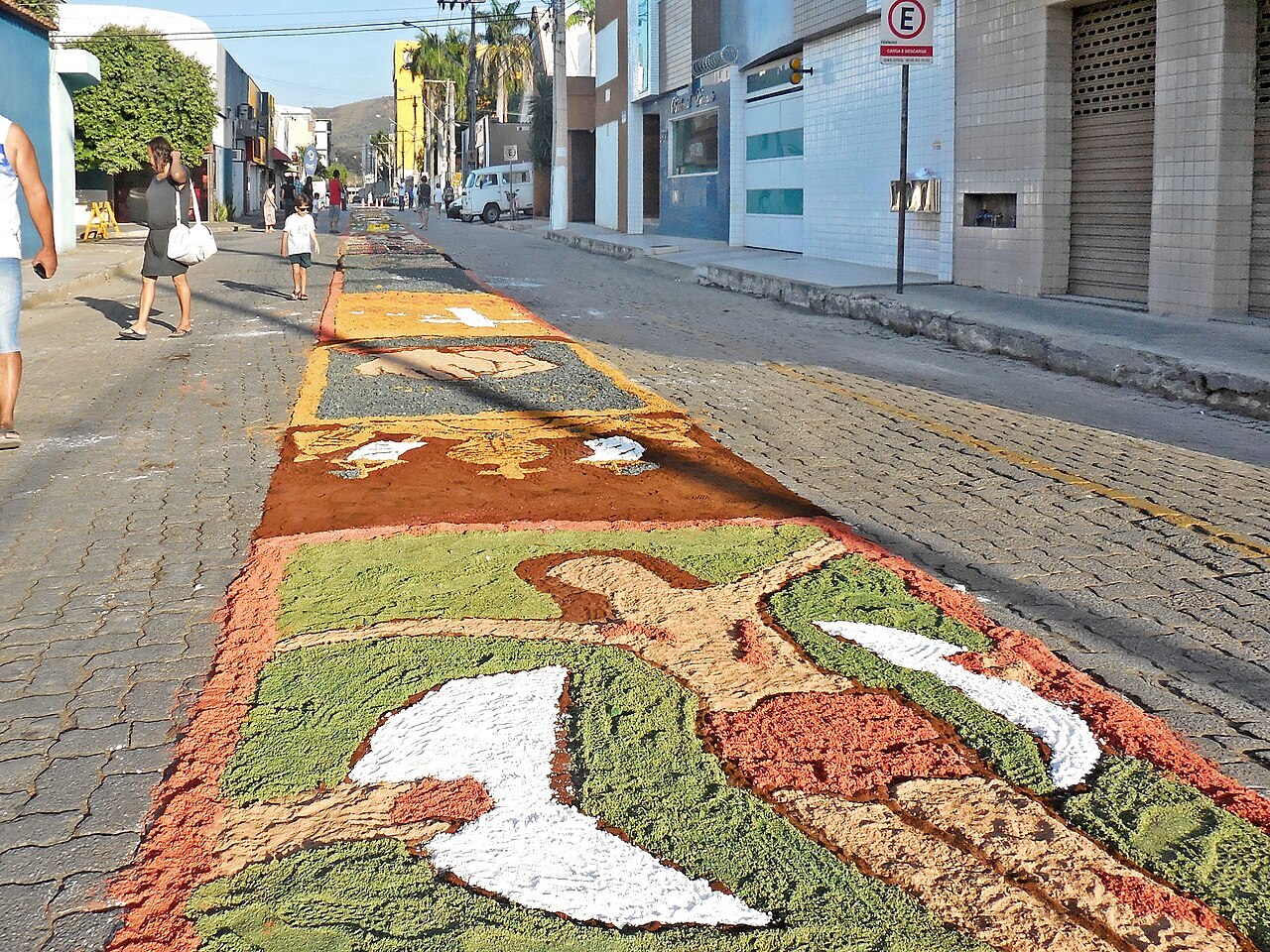 Para produzir as obras temporárias, são utilizados materiais como serragem tingida, areia, flores, sal e pó de café. Embora seja amplamente celebrada, a data não é considerada feriado nacional. 
