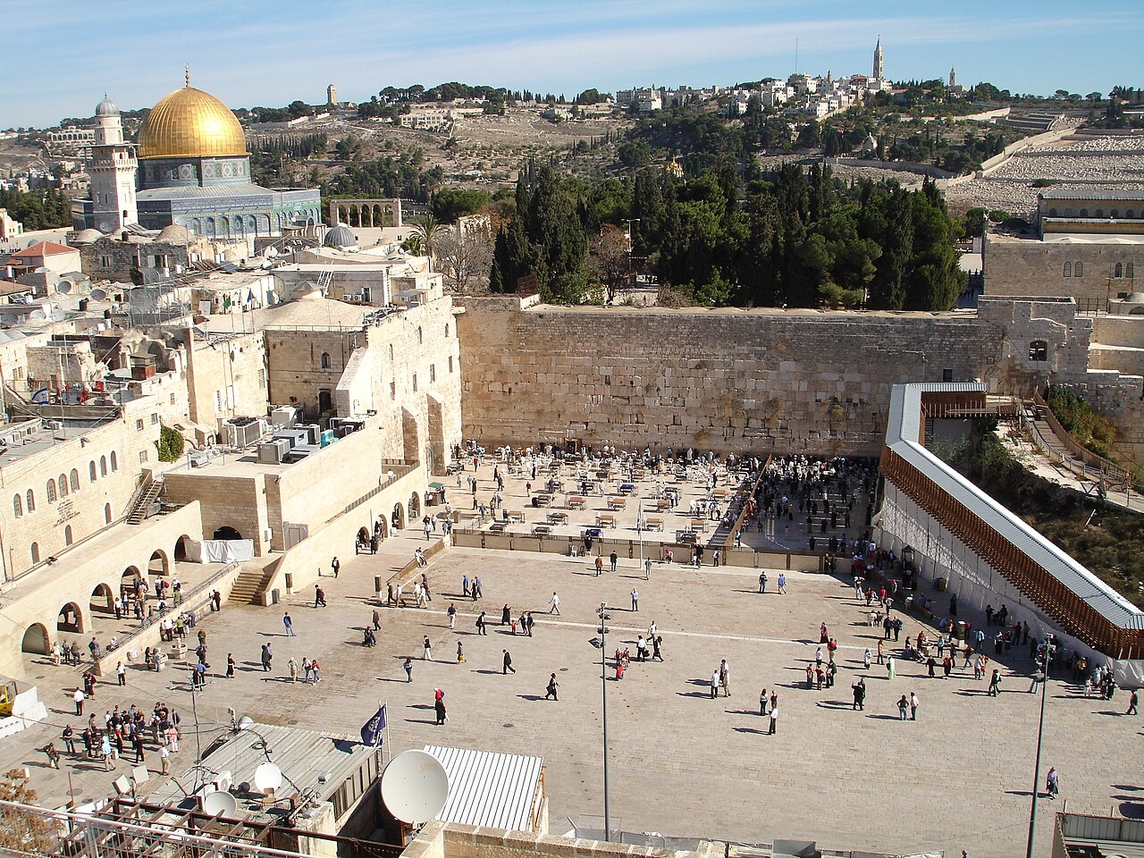 O Muro das Lamentações, em Jerusalém, é considerado o local mais sagrado acessível aos judeus, sendo o último vestígio do Segundo Templo destruído pelos romanos em 70 d.C. Sua importância histórica e espiritual a torna símbolo da resistência e da continuidade da fé judaica. O espaço é dividido em setores masculino e feminino, onde fiéis rezam, depositam bilhetes e expressam suas súplicas diante das pedras milenares. Ao longo da história, o muro foi palco de disputas políticas e religiosas, mas t -  (crédito: Golasso -  wikimedia commons )