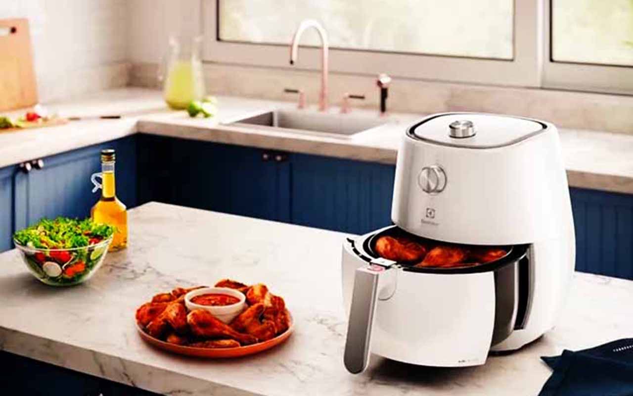 Outro risco importante relacionado à air fryer é o choque elétrico, que pode ocorrer, especialmente quando o aparelho é usado em áreas úmidas ou em contato com líquidos. Para garantir a segurança, inspecione regularmente o cabo e a tomada para verificar possíveis danos ou fios expostos.