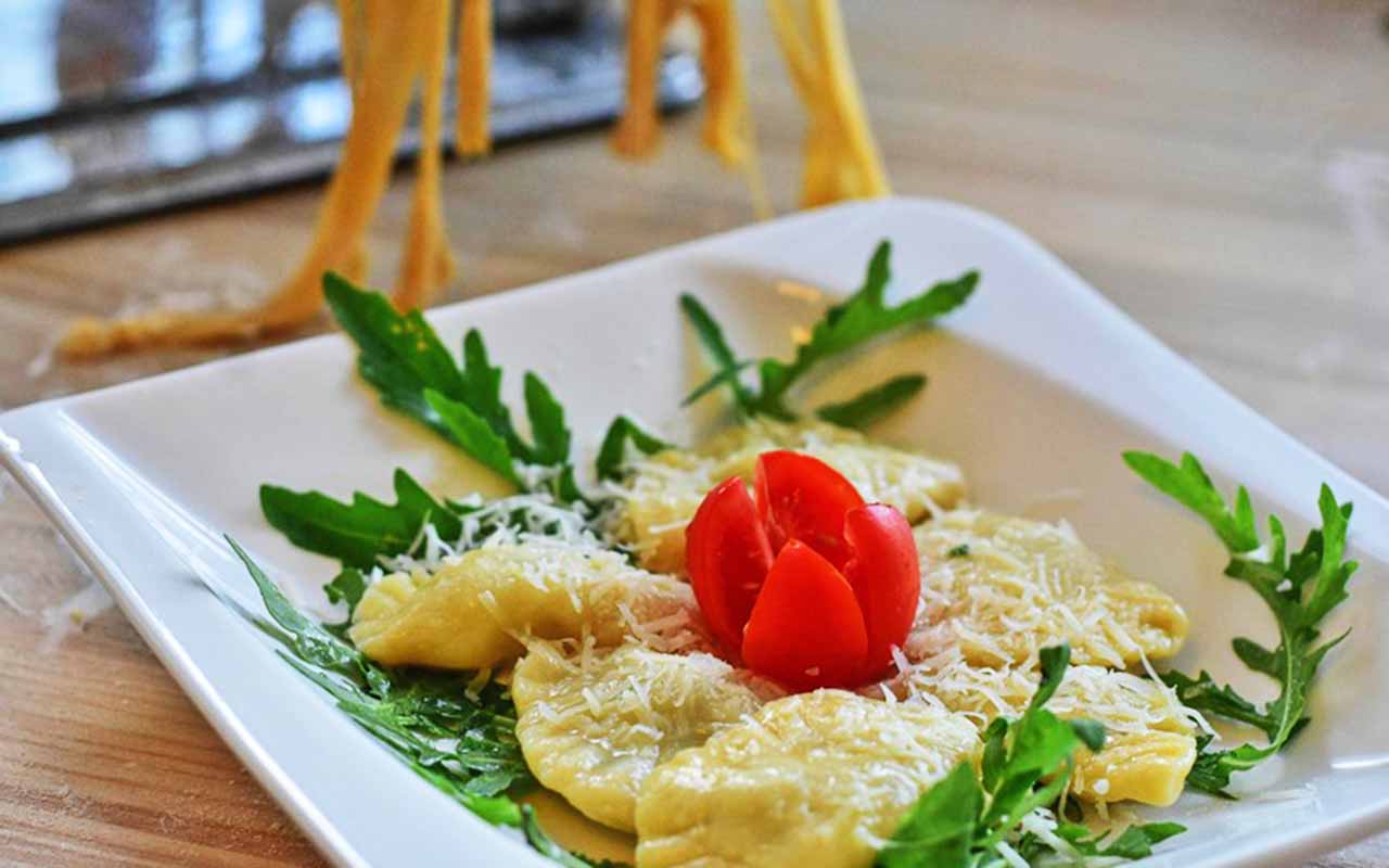 O parmesão gratina perfeitamente sobre pães, legumes e carnes. Ele derrete de maneira uniforme, sem empelotar, formando uma crosta dourada e saborosa.