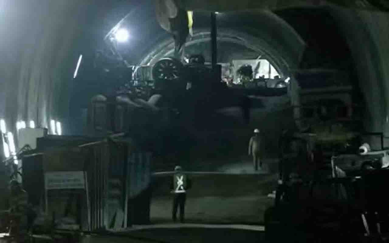 A perfuradora chegou a quebrar no estágio final da operação e mineiros especializados precisaram abrir passagem manualmente com britadeiras e escavações à mão.