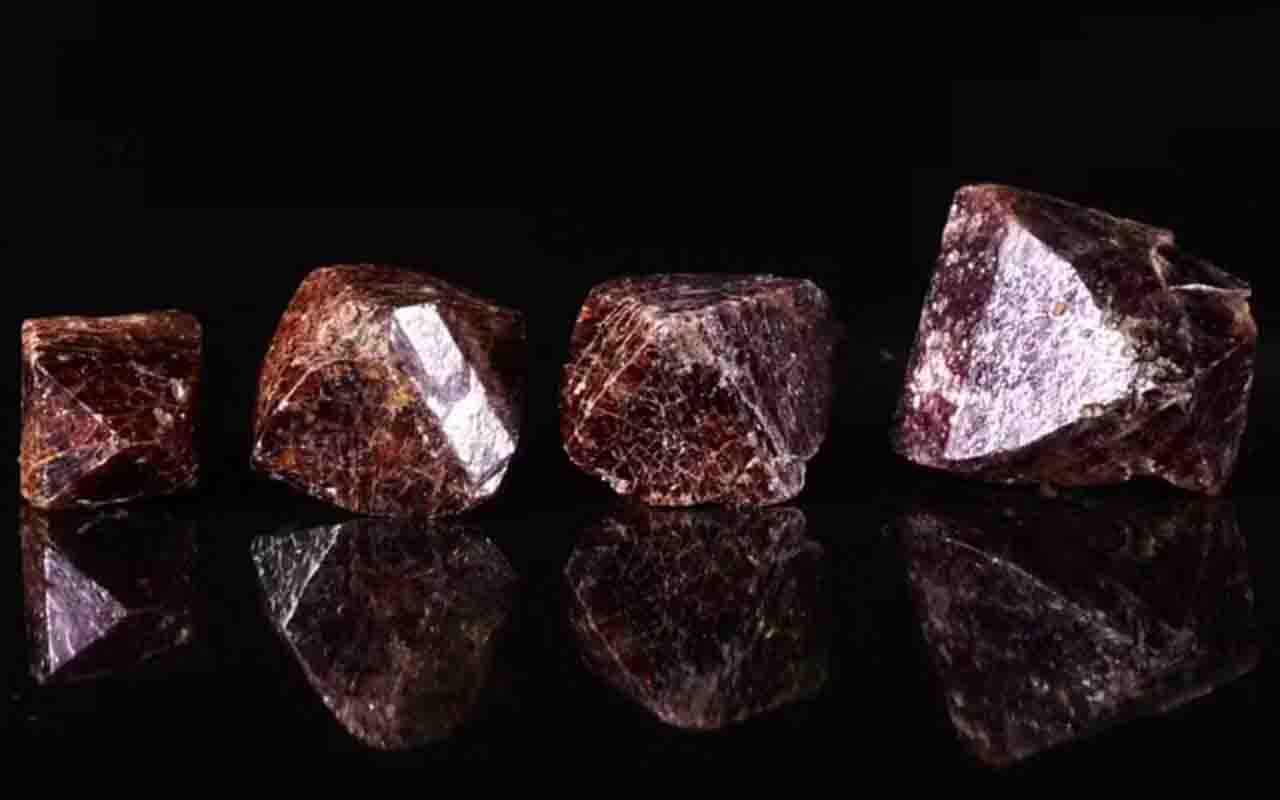 Foram encontrados minerais deformados, como o zircão, o que confirmou a origem da cratera.No centro do domo, há uma elevação de rochas mais antigas, vindas do embasamento cristalino, que foram empurradas para cima pela força do impacto.