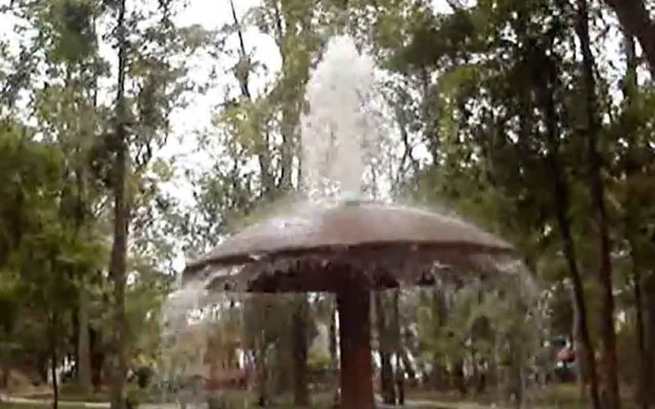 No Brasil, o único gêiser natural existente é a Fonte Floriano de Lemos, no Parque das Águas de Caxambu, Sul de Minas. Lança água mineral sulfurosa a oito metros de altura e tem temperatura média de graus. Esse fenômeno da natureza é raro e é uma nascente termal que entra em erupção periodicamente, lançando uma coluna de água quente e vapor para o ar. Occorre duas vezes ao dia, com horários definidos.

