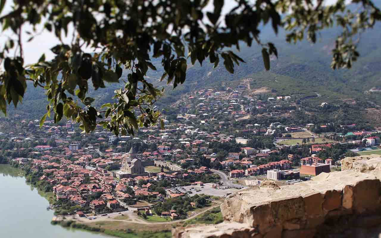 Outro é a antiga  capital Mtskheta, localizada na confluência dos rios Aragvi e Kura. Tem cerca de 7 mil habitantes.
