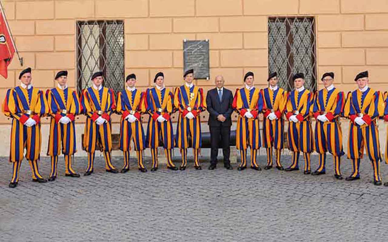 Os soldados da Guarda Suíça também atuam nos acessos ao Vaticano e acompanham o pontífice em seus deslocamentos. Durante a Sé Vacante, período entre a morte ou renúncia de um papa e a eleição de seu sucessor, a Guarda Suíça participa da segurança do conclave e do Colégio dos Cardeais.