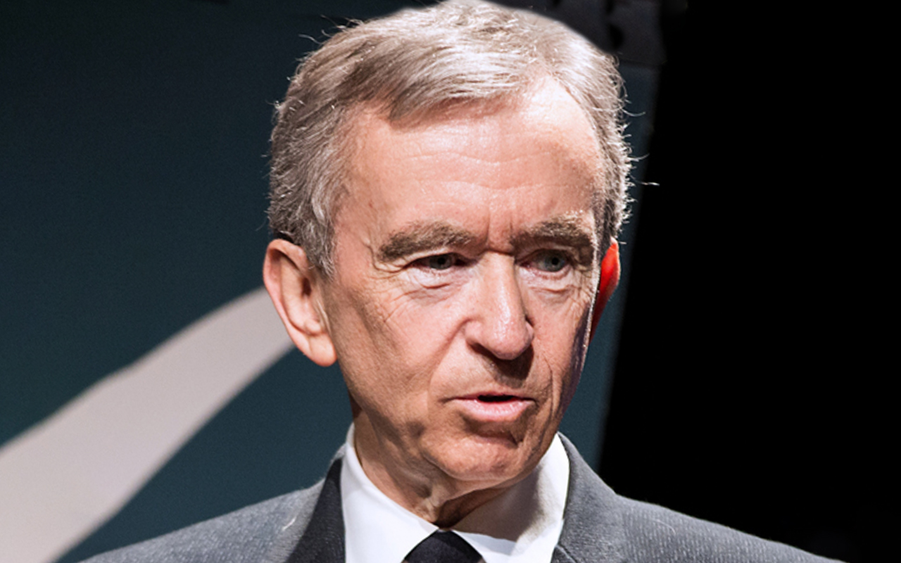 Além da Louis Vuitton, o conglomerado controla nomes como Dior, Givenchy, TAG Heuer e Moët & Chandon. Arnault é considerado um dos empresários mais influentes do setor. O grupo tem forte presença global e costuma investir em campanhas com artistas e personalidades conhecidas.
