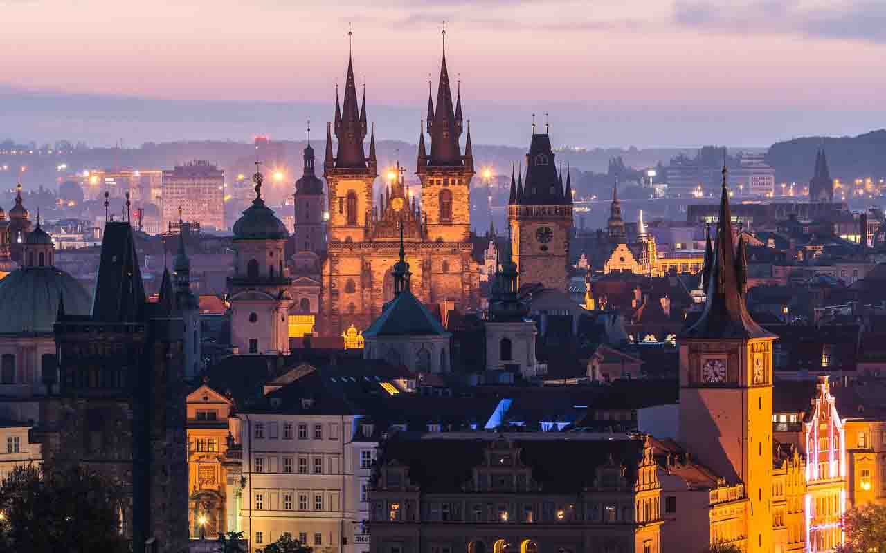 Tchéquia (Antiga República Tcheca) - 11 milhões de habitantes. Capital: Praga - Depois do desmembramento da Tchecoslováquia, uma parte ficou como República Tcheca. Mas em 2016, o governo protocolou um pedido para que o nome do país se tornasse uma palavra única: Tchéquia. 