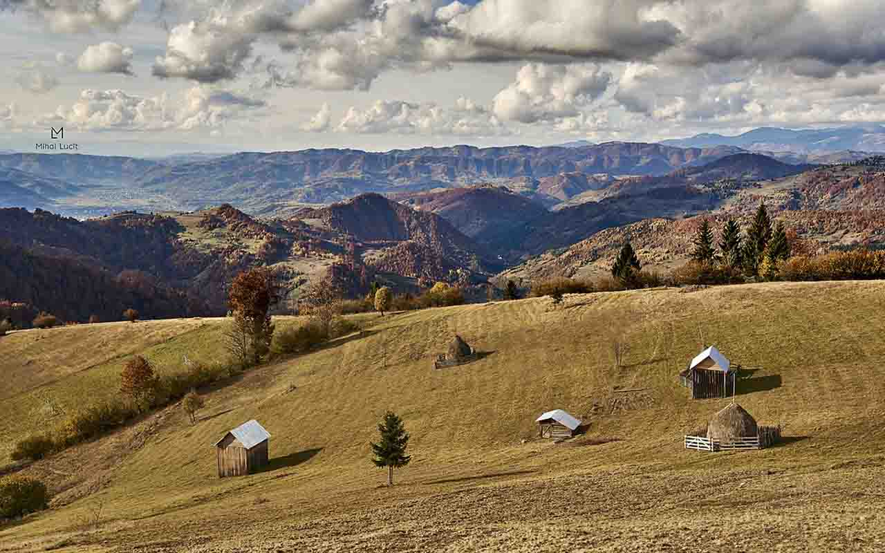Maramure? é, sem dúvidas, uma das regiões mais especiais da Romênia e o coração verde do norte do país. Sua mistura de paisagens, tradições e costumes cria uma experiência única e autêntica. Por isso, vale a pena conhecer cada vez mais sobre esse lugar inigualável e mergulhar em tudo o que ele representa para a identidade romena.