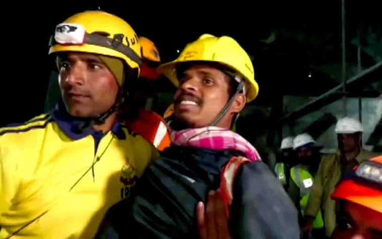 41 funcionários sobreviveram mais de duas semanas presos em desabamento de túnel na Índia