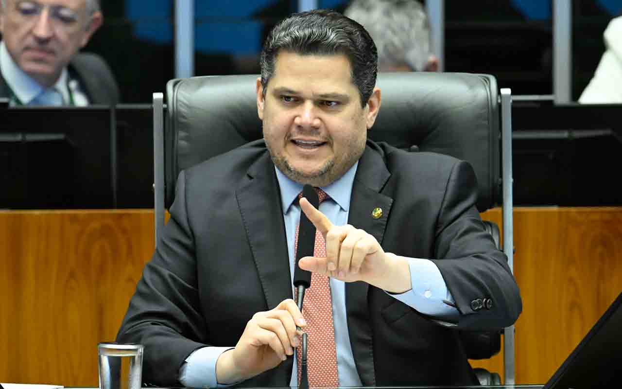 Além do texto aprovado pela Câmara dos Deputados com apoio do governo federal, o Senado também poderá analisar uma proposta alternativa apresentada recentemente pela oposição, além de uma PEC mais antiga sobre o tema, de autoria do senador Paulo Paim (PT-RS). A escolha de qual proposta terá prioridade na Casa ficará a cargo do presidente do Senado, Davi Alcolumbre, em diálogo com os líderes partidários. 
