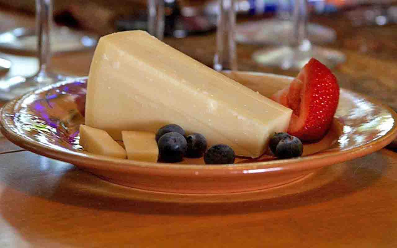Gruyère – É um queijo duro e sem buracos, com sabor de nozes e leve doçura, originário da Suíça. Ideal para fondues e gratinados, como o tradicional croque monsieur francês.