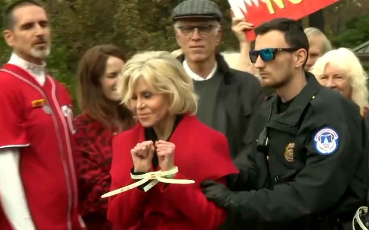 Jane Fonda – A atriz foi presa várias vezes, em 2019, por participar de protestos políticos. Mas já tinha um precedente: em 1970, foi pra cadeia após chutar um policial durante uma manifestação.  