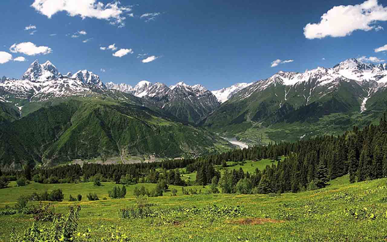E o terceiro são as aldeias históricas e as torres da região montanhosa de Svaneti. 