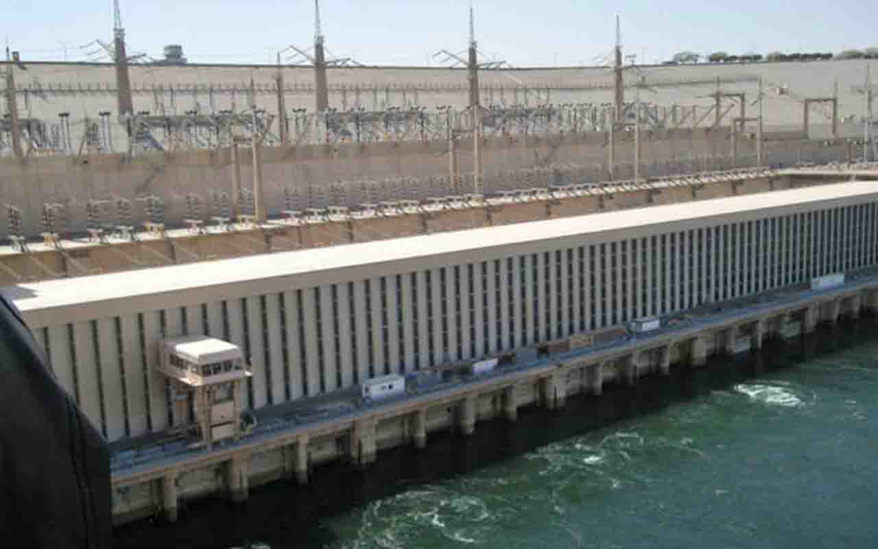 A Barragem de Assuã, construída no Egito na década de 1960, foi uma das obras de engenharia mais importantes para controlar as inundações sazonais e garantir um fluxo de água mais constante, além de produzir eletricidade para o país.