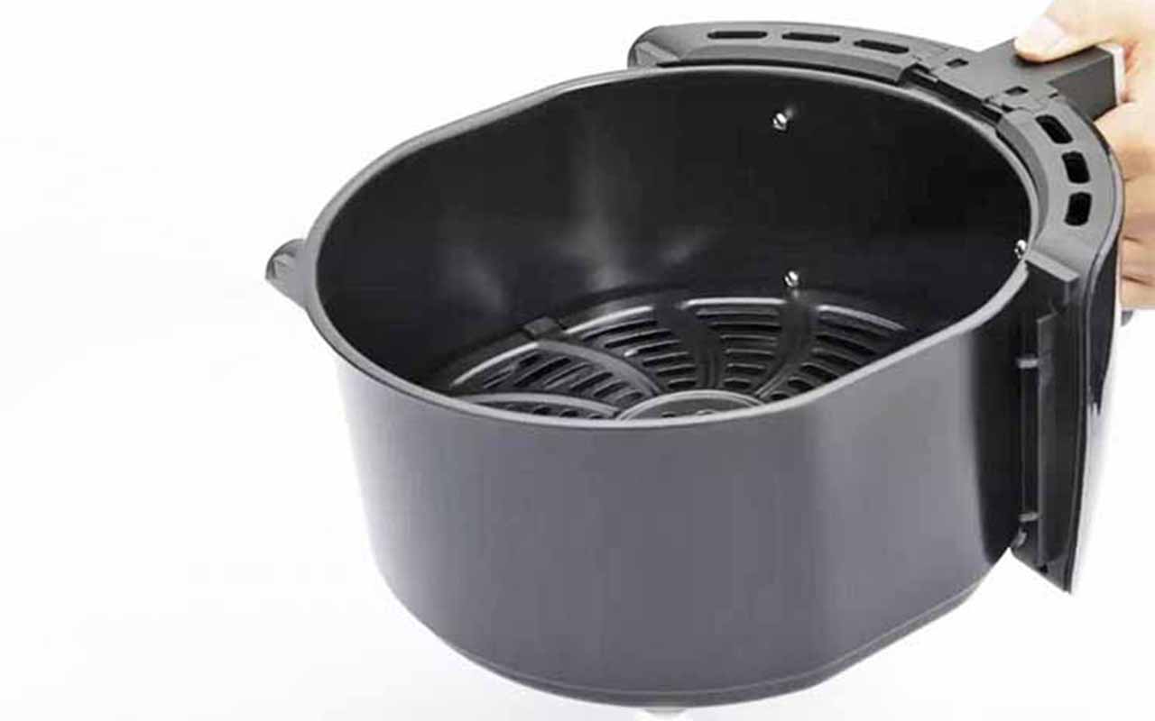 Embora incêndios e explosões sejam raros, eles podem ocorrer se a air fryer não for usada corretamente. Resíduos de gordura ou pedaços de alimentos podem superaquecer e provocar incêndios. Para evitar esse risco, é importante manter o aparelho sempre limpo, removendo restos de comida e gordura após cada uso.