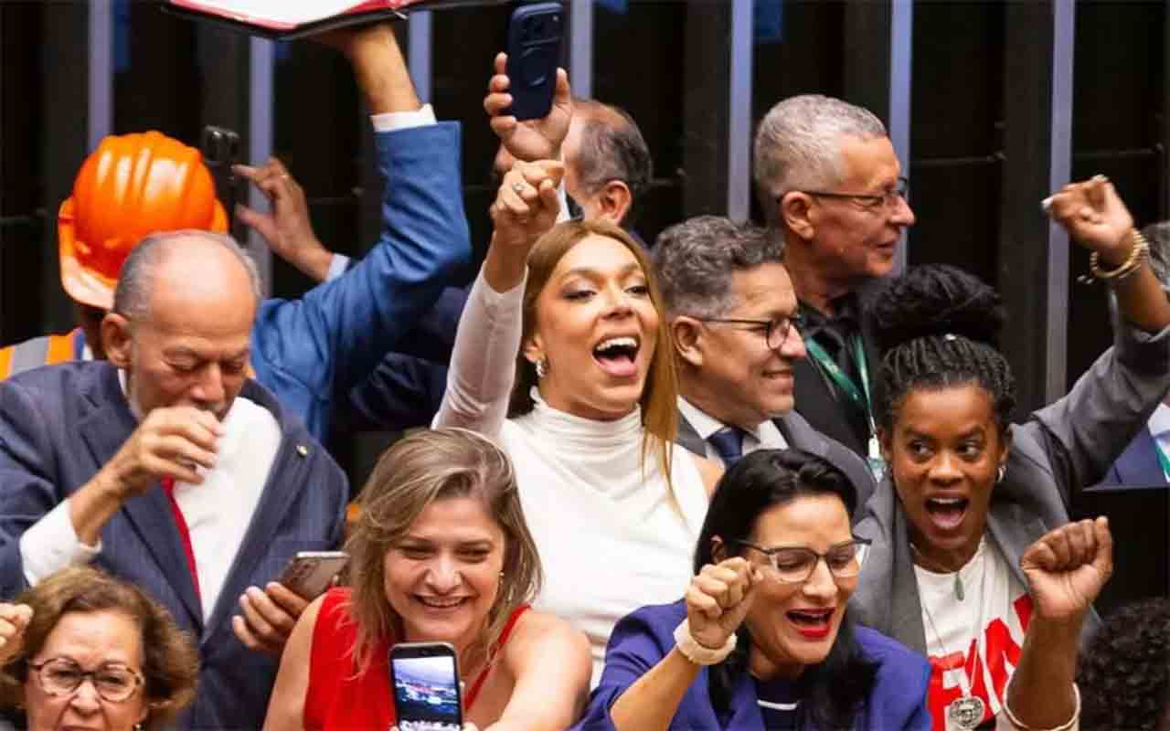 Muitos especialistas em economia sustentam que a discussão sobre a redução da jornada precisa ser acompanhada por políticas voltadas ao aumento da produtividade. De acordo com essa visão, avanços em qualificação profissional, inovação tecnológica e investimentos em infraestrutura e logística serão fundamentais para compensar os impactos das mudanças no mercado de trabalho.
