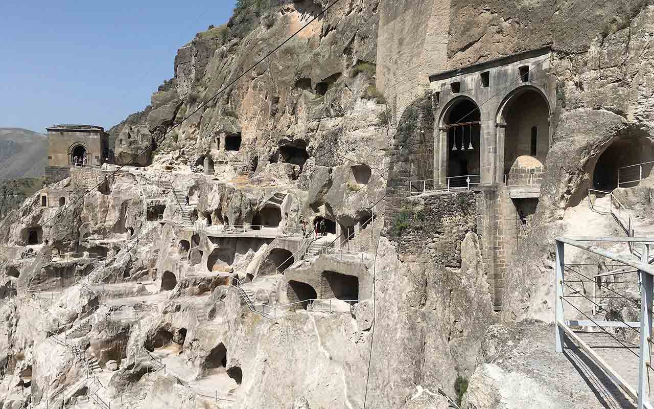 Além disso, destaca-se a cidade-caverna de Vardzia, construída no século XIII sob a montanha Erusheti como refúgio contra invasões mongóis. Hoje, apenas parte da estrutura pode ser visitada devido a um terremoto, que aconteceu lá.

