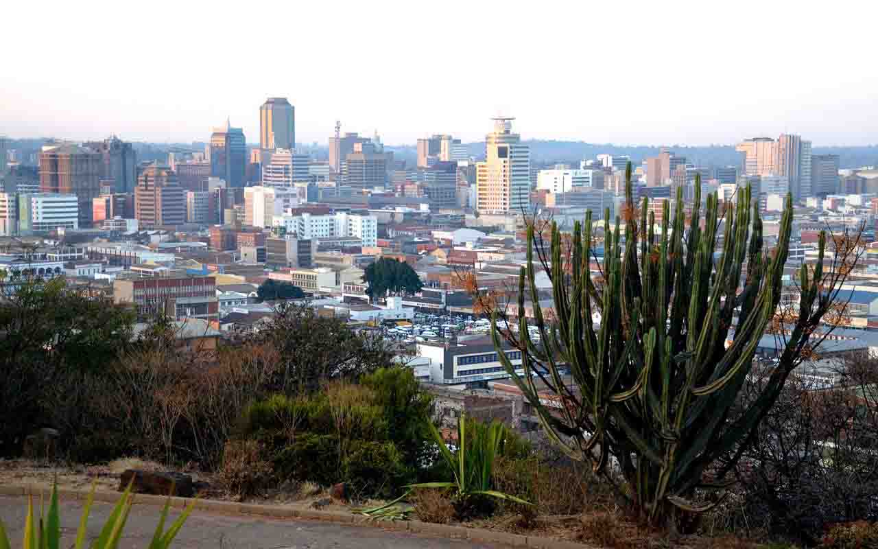 Zimbábue (Antiga Rodésia) - 16 milhões de habitantes. Capital: Harare - Rodésia era o nome do país durante o período de colonização britânica. Mas, ao tornar-se independente do Reino Unido em 1980, o país passou a se chamar Zimbábue. 