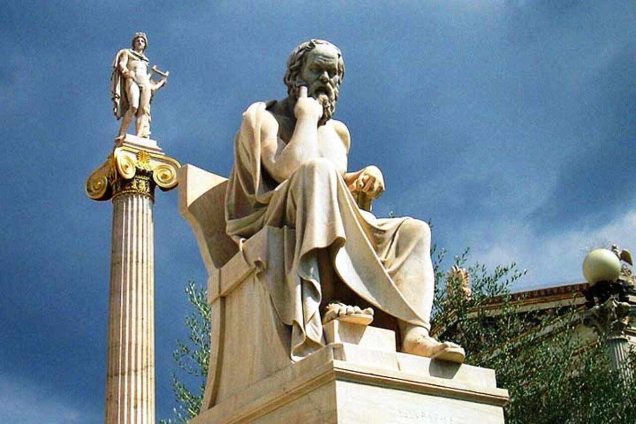 Sócrates não deixou escritos, mas sua prática do diálogo e da maiêutica transformou a filosofia em exercício de autoconhecimento. Sua busca pela verdade através da razão ecoa na metodologia científica.