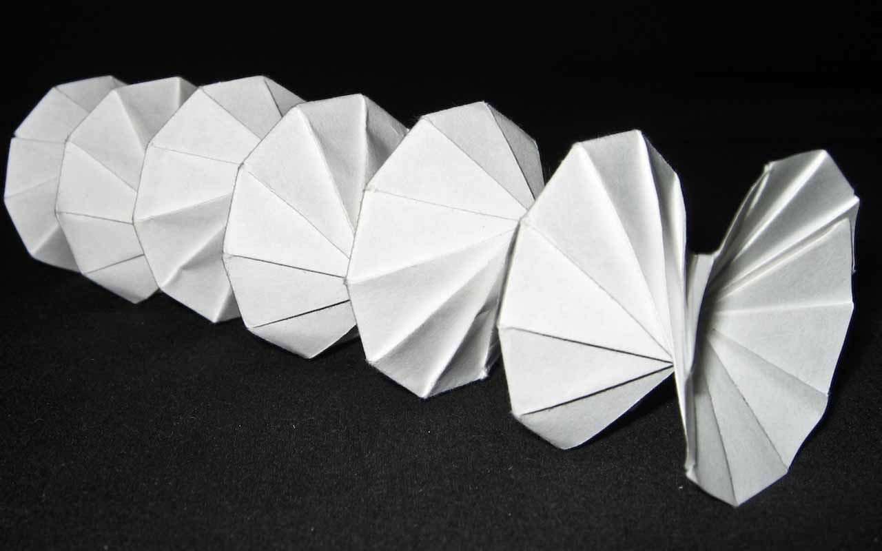 O origami é uma arte tradicional japonesa baseada na criação de figuras por meio de dobras em papel, sem o uso de tesouras ou cola. Embora seja amplamente associado ao Japão, suas origens remontam à China, onde o papel foi inventado por volta do século 2. A técnica chegou ao território japonês séculos depois e passou a se desenvolver de forma própria, tornando-se uma importante expressão cultural do país.
