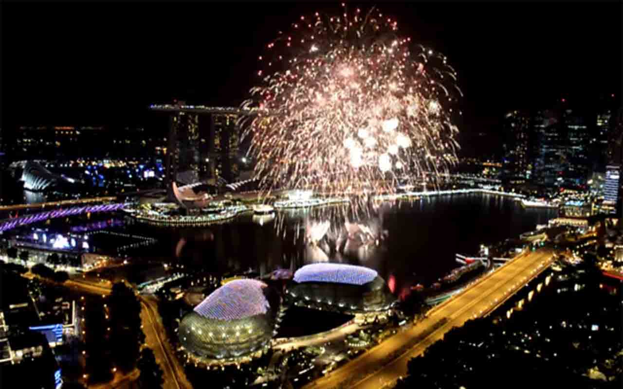 A queima de fogos na Marina Bay na festa de fim de ano atrai turistas do mundo inteiro para Singapura. O evento acontece em frente ao empreendimento. Singapura tem quatro línguas reconhecidas como oficiais pelo governo: inglês, malaio, chinês e tâmil. Já a moeda corrente é o dólar de Singapura. 

