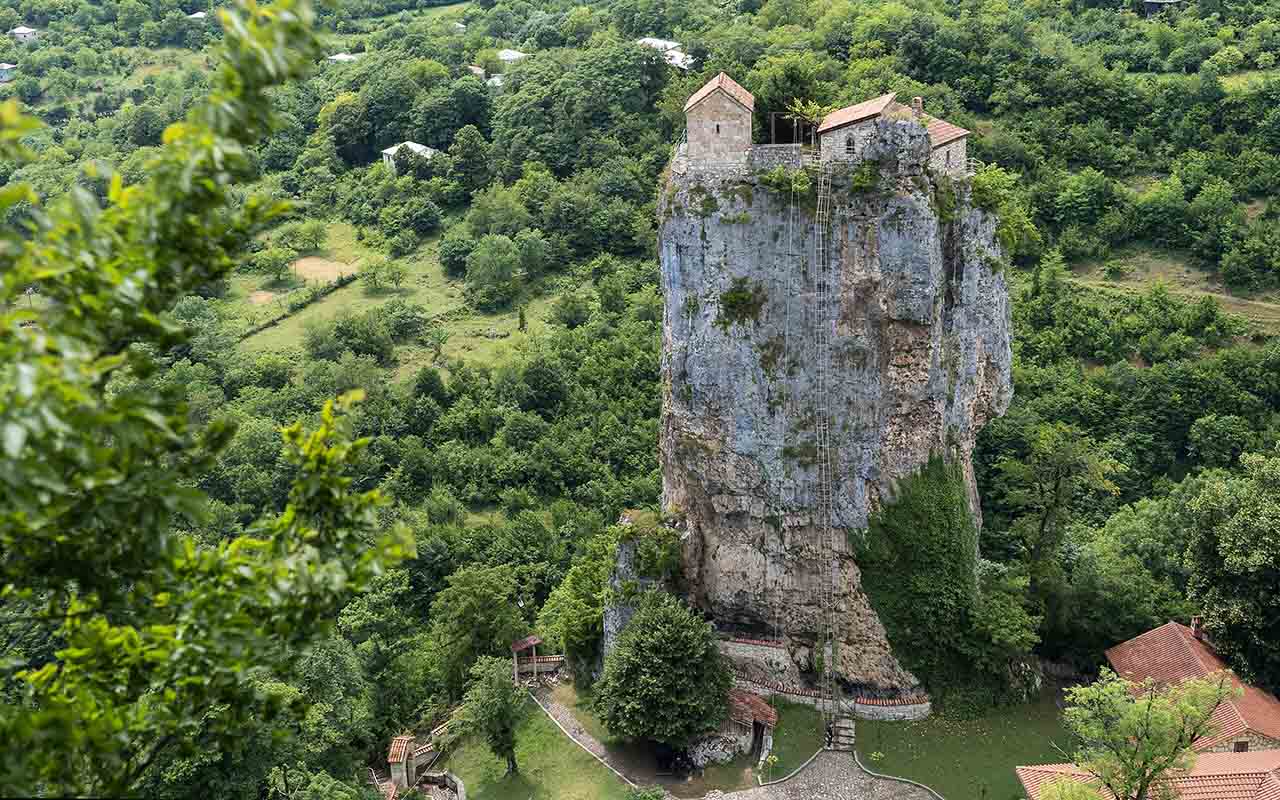 Entre os pontos turísticos imperdíveis estão a Fortaleza de Gori, o Pilar de Katskhi, a cachoeira de Abasha, o desfiladeiro Martvili, a montanha Mtirala, conhecida como “Bebê Chorão”, e o Lago Azul, na Abkházia.