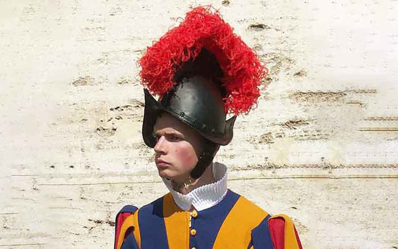 O nome da Guarda vem de sua própria origem: em 1506, o papa Júlio II recrutou soldados suíços para sua proteção. Na época, mercenários suíços tinham grande prestígio militar e eram contratados por diferentes reinos e Estados europeus, especialmente por sua disciplina e habilidade em combate.