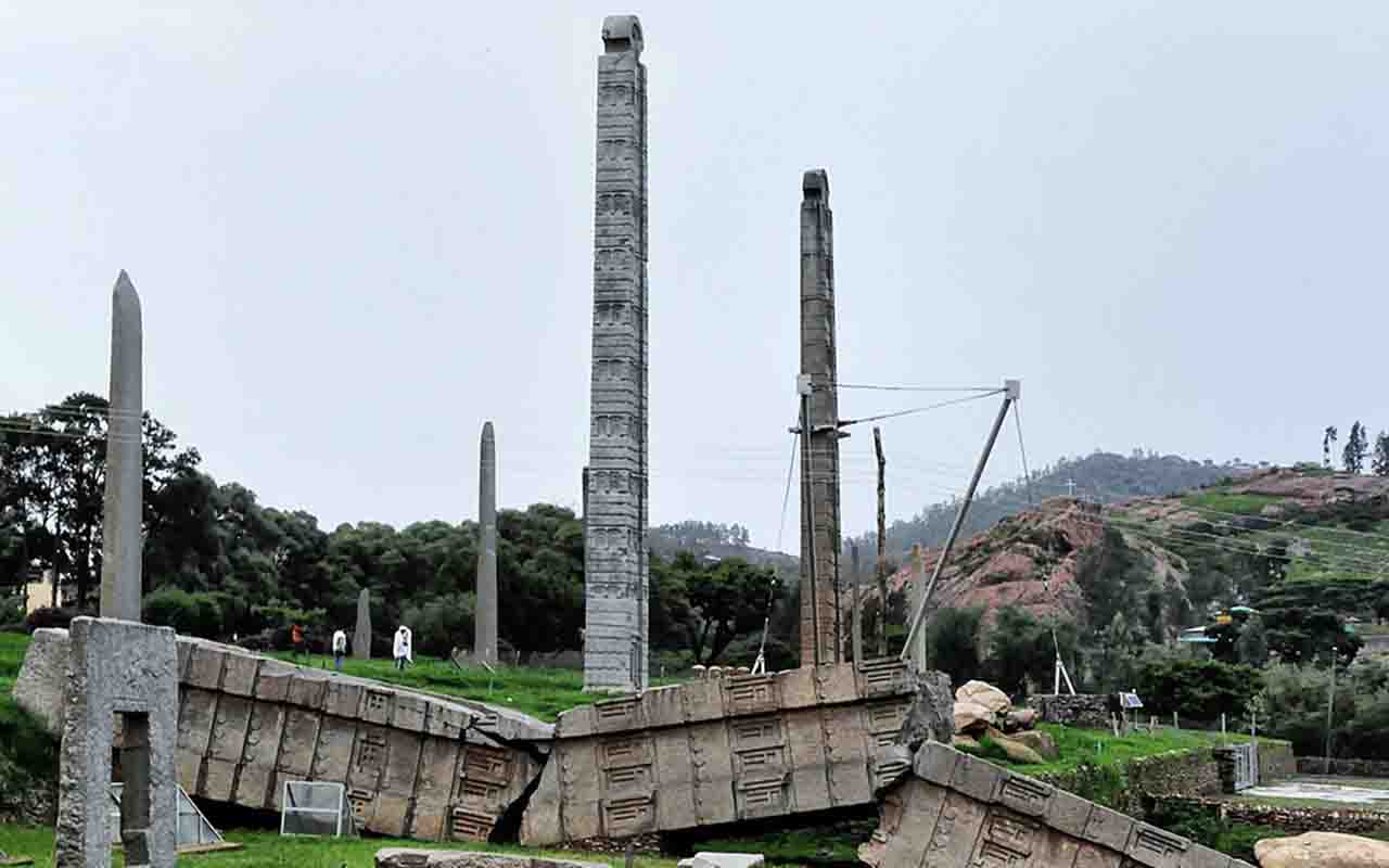 Etiópia (Antiga Abissínia) - 120 milhões de habitantes. Capital: Adis Abeba - O Império Etíope, conhecido como Abissínia, existiu de 1270 até 1974, quando a monarquia foi deposta por um golpe de estado e nome mudou. 