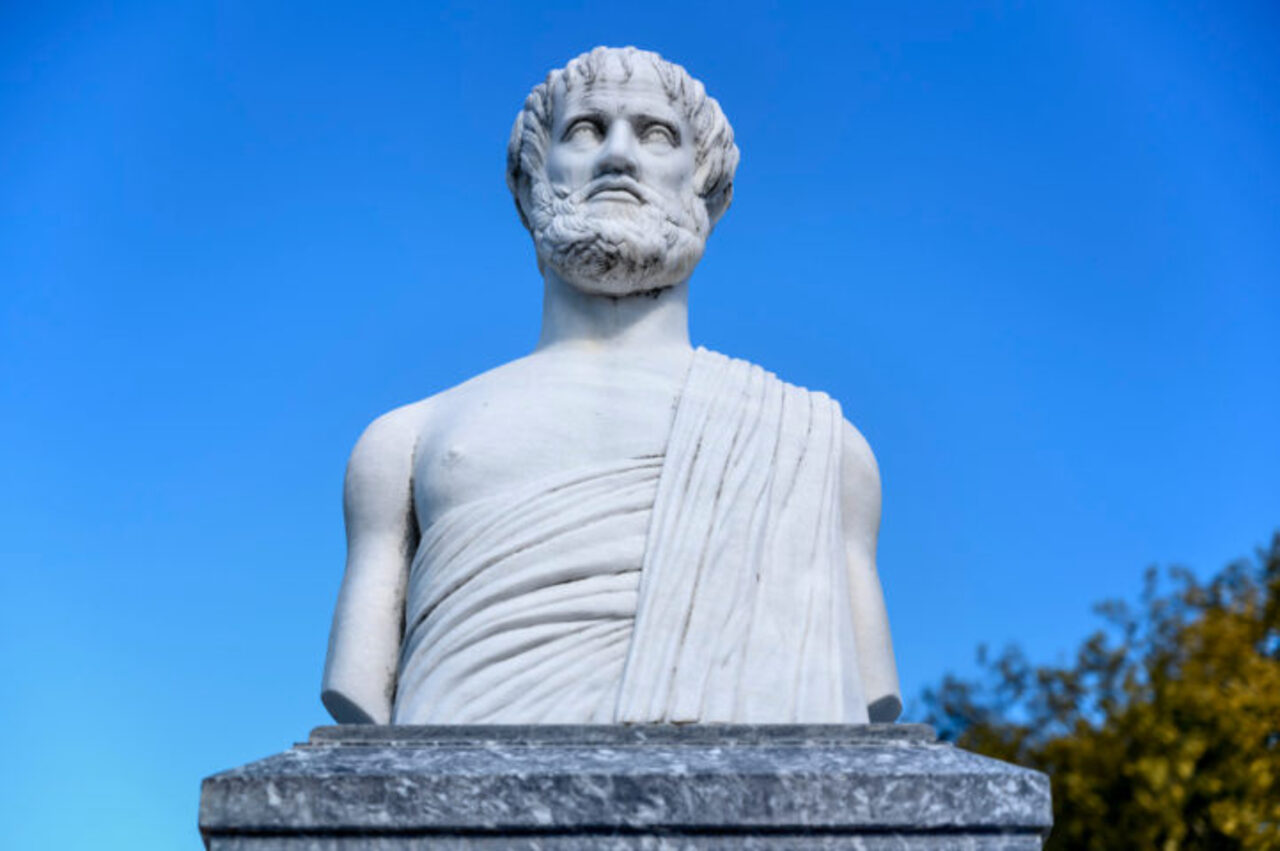Discípulo de Sócrates, Platão via nas ideias eternas a verdadeira realidade. Sua obra “A República” conecta ética, política e filosofia, enquanto sua valorização da matemática reforça a ligação entre pensamento abstrato e ordem cósmica.