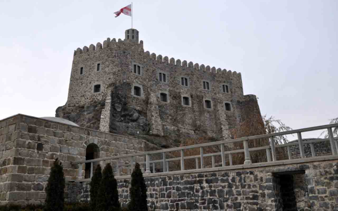  O país também abriga muitos castelos históricos, como Rabati, Khinkani, Aspindza e Ninotsminda.
