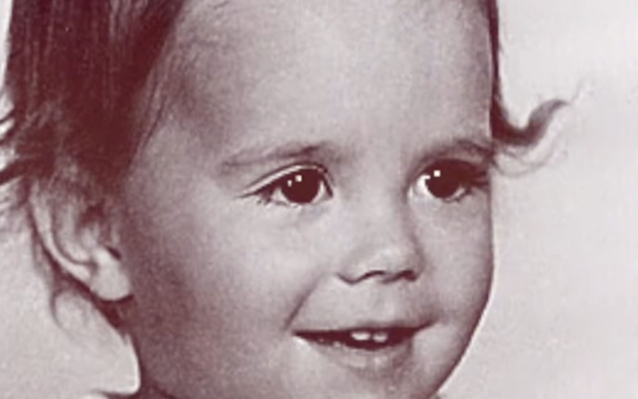 Natalie Wood era filha de imigrantes russos. Seu nome verdadeiro é Natalia Nikolaevna Zakharenko. Criada em San Francisco, ela começou a carreira ainda criança, impulsionada pela mãe que sonhava com o sucesso da filha. 