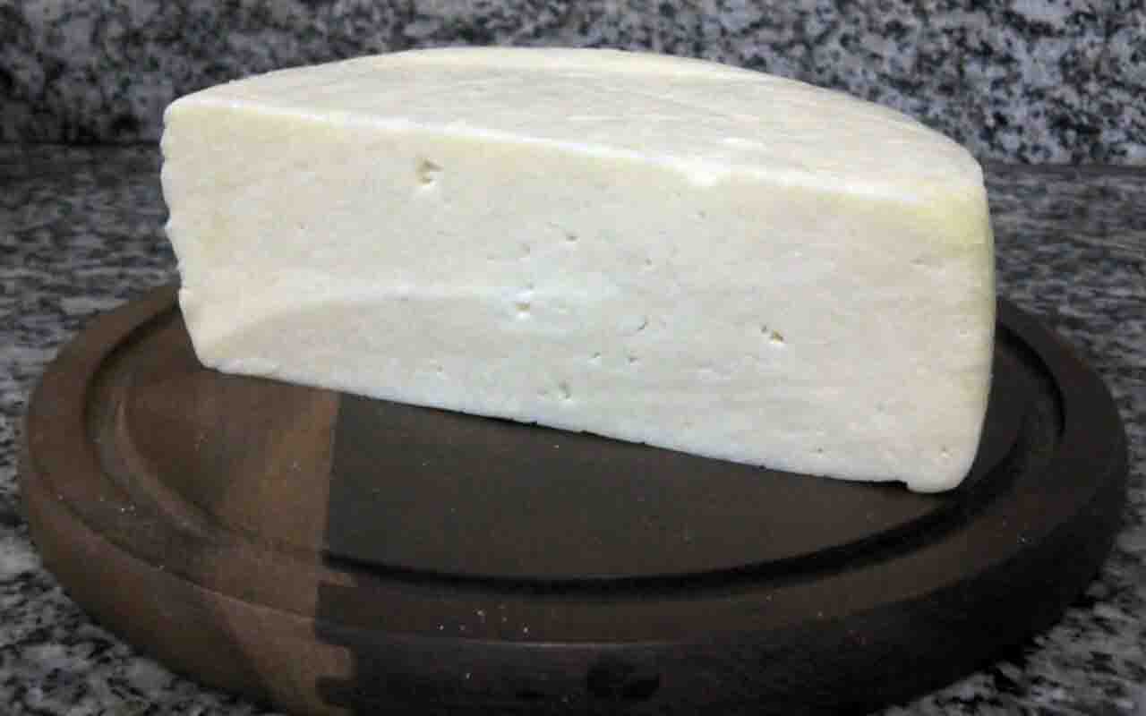 Queijo Coalho – Com textura firme e boa resistência ao calor, o queijo coalho tem origem no nordeste e é ideal para assar ou grelhar. Muito popular nas praias da região, tem sabor leve e levemente salgado.