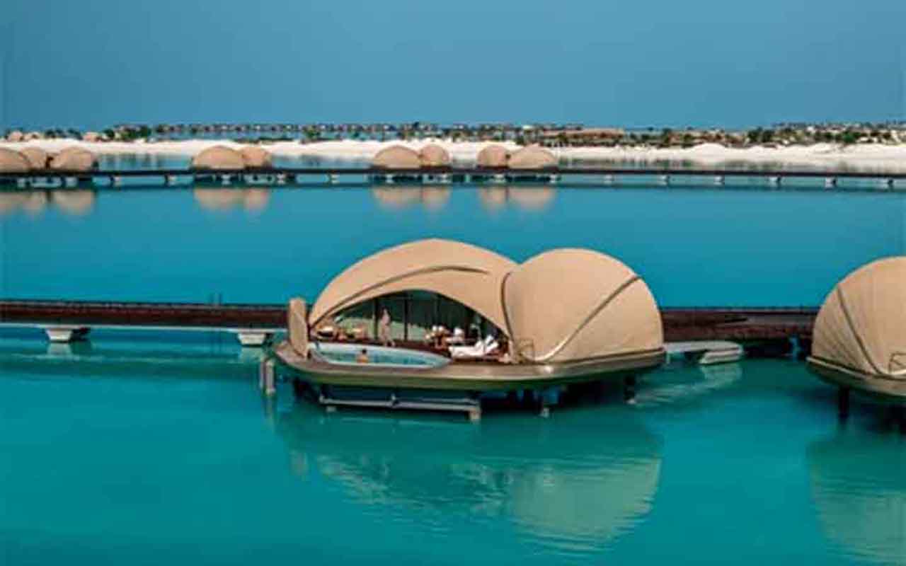 6º) Nujuma, Ritz-Carlton Reserve, Arábia Saudita: Os hóspedes podem mergulhar em recifes de corais preservados ao lado de tartarugas, golfinhos e arraias. Os quartos em formato de concha são vilas flutuantes sobre o Mar Vermelho.