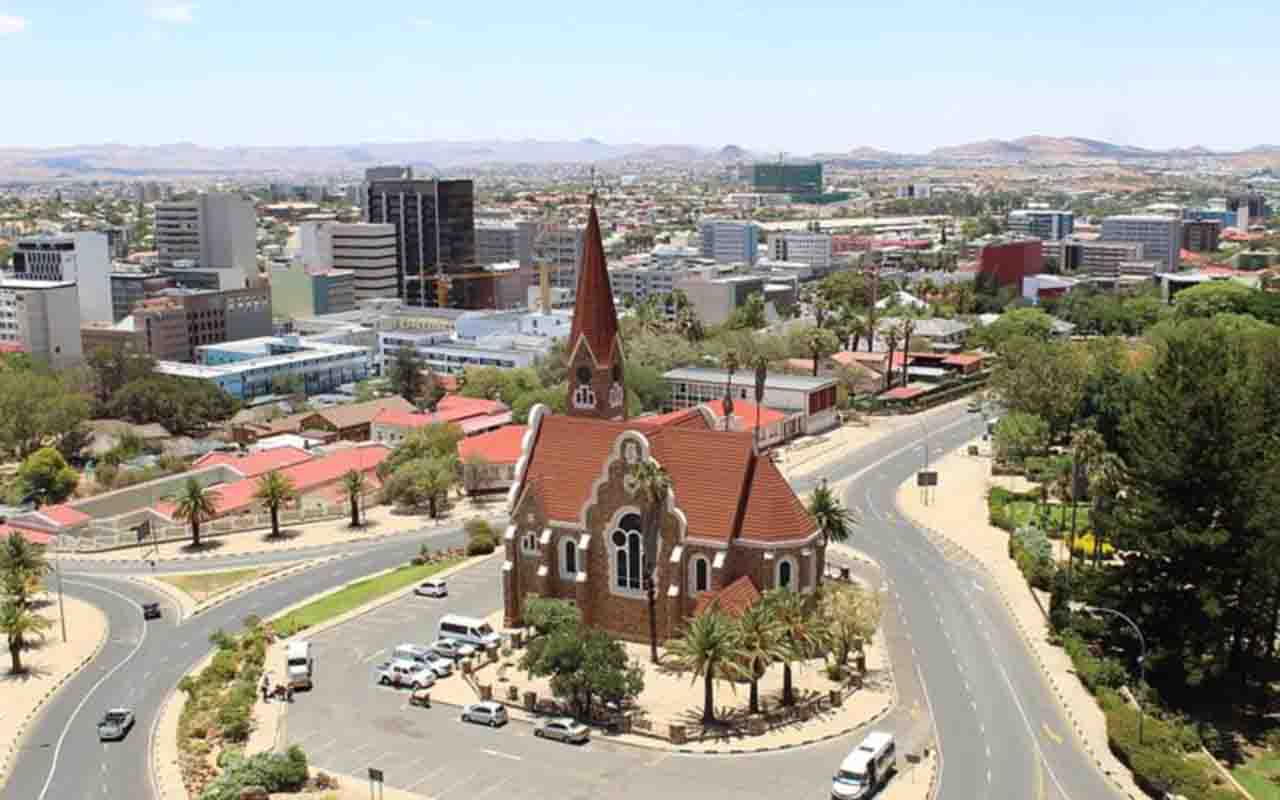 Namíbia (Antigo Sudoeste Africano) - 2,5 milhões de habitantes. Capital: Vinduque - O país chamava-se Sudoeste Africano quando governado pelo Império Alemão e pela África do Sul.  Mudou de nome em 1990, quando tornou-se independente. O nome vem do Deserto de Namib, palavra que significa 