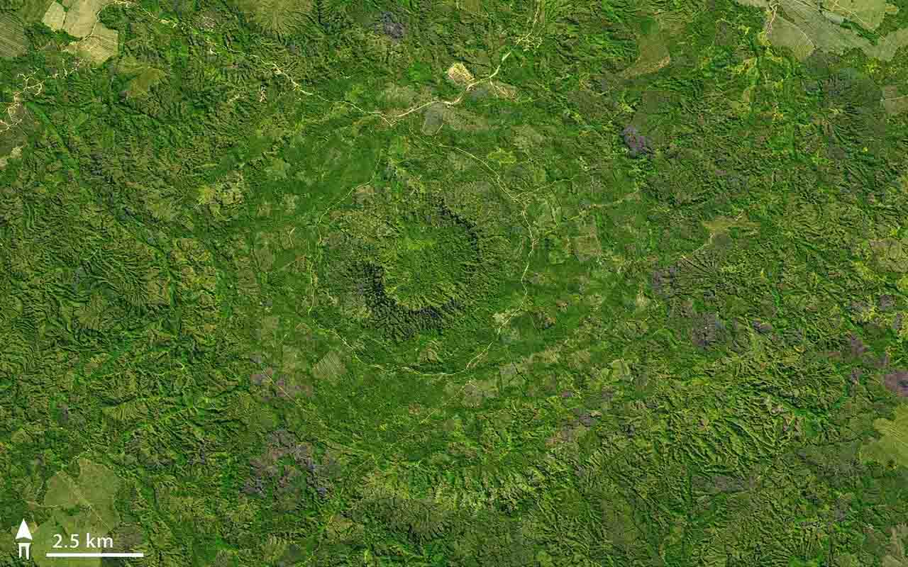 Hoje, a cratera está parcialmente erodida e coberta por vegetação do Cerrado, mas suas formas ainda são identificáveis em imagens de satélite.