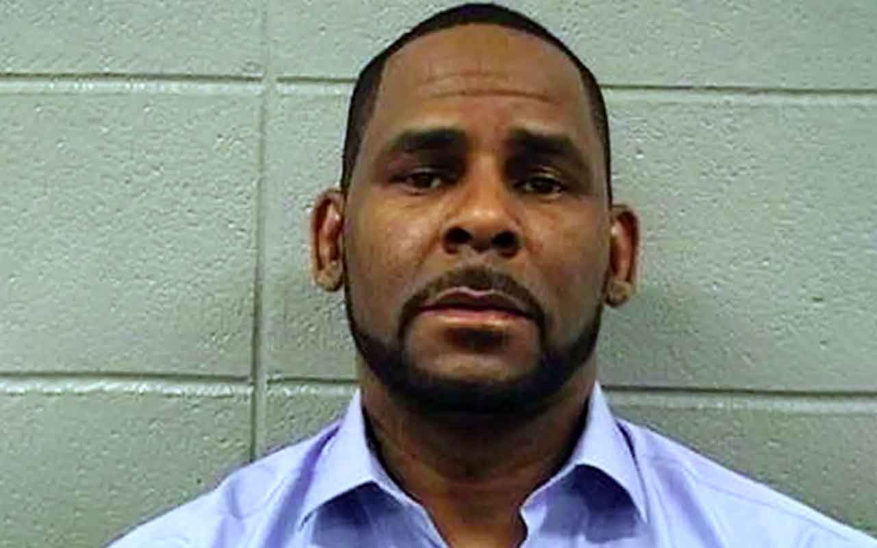 R. Kelly – Em 2022, o rapper foi condenado a 30 anos de prisão após diversas acusações de extorsão e tráfico humano envolvendo abuso de menores.