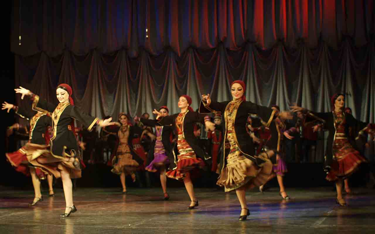 A cultura se expressa também na dança tradicional, cheia de saltos, e na força física dos cidadãos, refletida em esportes como judô e levantamento de peso.
