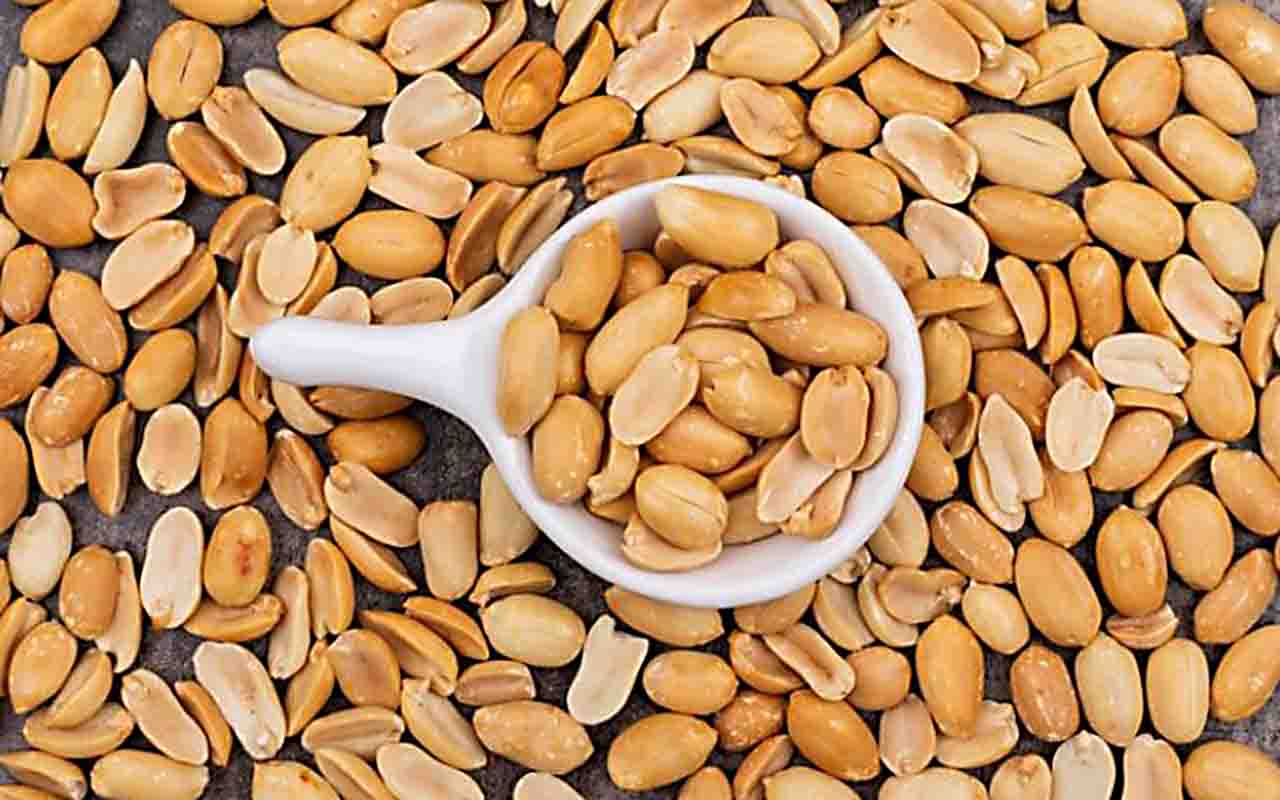 Antes de consumir amendoim, é importante verificar se não tem alergia. Ele faz parte da seleta lista de alimentos que estão entre os mais comuns para pessoas alérgicas, ao lado de leite, ovos, castanhas, trigo, peixe e frutos do mar 