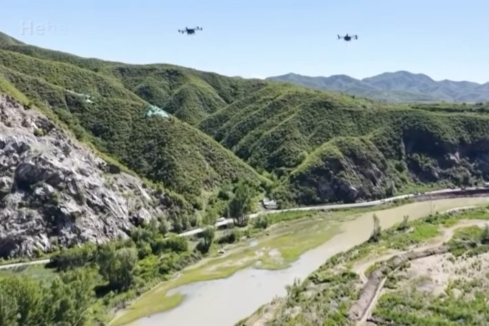 Em feito inédito, Drones transportam até 650 quilos e transformam logística de obra em região montanhosa da China – Reprodução/CCTV Video News Agency