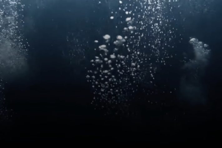 Luz iluminando fundo do mar/oceano profundo – Imagem gerada por IA/Reprodução/YouTube