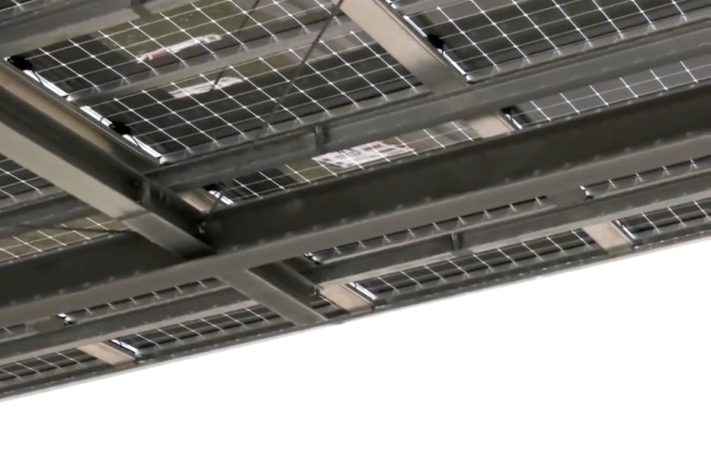 Na Alemanha, projeto aproveita espaço acima das estradas para gerar energia com painéis solares suspensos – Reprodução/YouTube Handelsblatt
