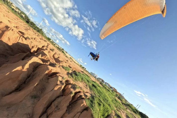 Pianista cearense realiza performance a 100 metros de altura sobre as falésias de Canoa Quebrada e bate recorde – Divulgação